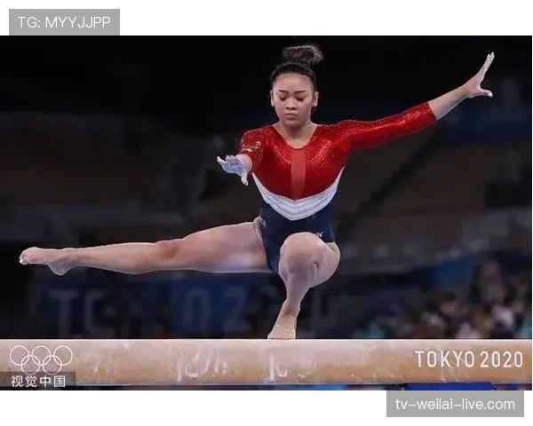 拜尔斯训练结束直接瘫沙发上，这运动员还能这么随性？