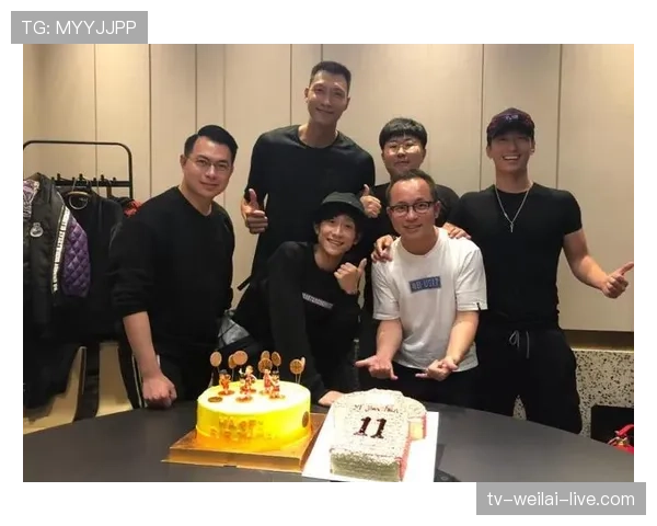 易建联这家伙，穿着篮球鞋出门逛奢侈品店那架势，朋友圈都快炸了啊！