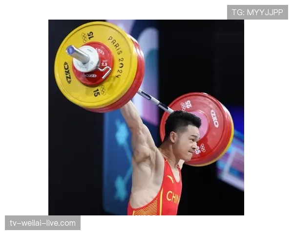 石智勇训练完直接拎两箱红牛走人，这哪是举重，分明是开能量饮料批发部